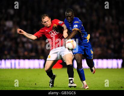 Fußball - Barclays Premier League - Portsmouth gegen Manchester United - Fratton Park. Wayne Rooney von Manchester United und Papa Bouba Diop von Portsmouth (rechts) kämpfen um den Ball Stockfoto