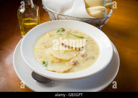 Wurst und Kohl Zuppa Toscana italienische cremige Suppe Stockfoto