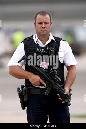 Ein bewaffneter Polizeibeamter am Flughafen Heathrow für die Ankunft des britischen Teams von den Olympischen Spielen in Peking, China. Stockfoto