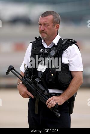 Ein bewaffneter Polizeibeamter am Flughafen Heathrow für die Ankunft des britischen Teams von den Olympischen Spielen in Peking, China. Stockfoto