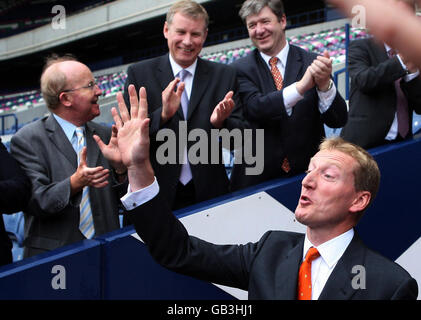 Der neue Führer der schottischen Liberaldemokraten Tavish Scott, nachdem das Führungsergebnis im Murrayfield Stadium in Edinburgh enthüllt wurde. Stockfoto