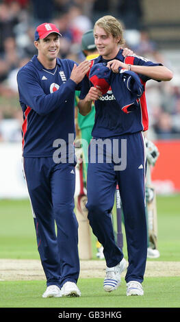 Der englische kevin pietersen gratuliert stuart Broad nach seiner Übernahme während des zweiten One Day International an der Trent Bridge, Nottingham. Stockfoto