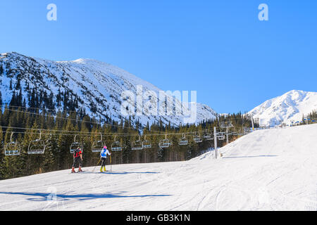 Alpin-Skifahrer auf der Piste im Winter Rohace zurückgreifen, hohen Tatra, Slowakei Stockfoto