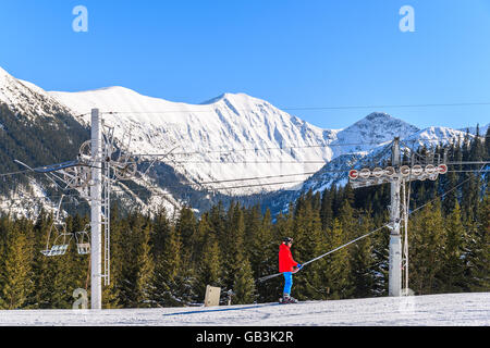 Nicht identifizierte Skifahrer am Lift in schöne Winterlandschaft der hohen Tatra, Slowakei Stockfoto