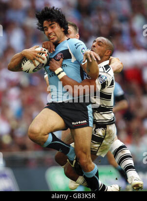 Rugby League - Carnegie Challenge Cup Finale - Hull FC gegen St Helens - Wembley Stadium. St Helens Ade Gardner wird vom Hull-Team Gareth Raynor während des Carnegie Challenge Cup Finales im Wembley Stadium, London, angegangen. Stockfoto