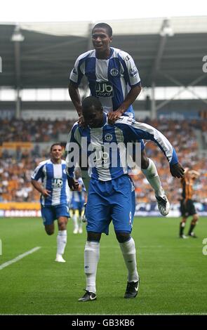 Fußball - Barclays Premier League - Hull City / Wigan Athletic - KC Stadium. Emile Heskey von Wigan Athletic feiert das vierte Tor des Spiels mit seinem Teamkollegen Antonio Valencia Stockfoto