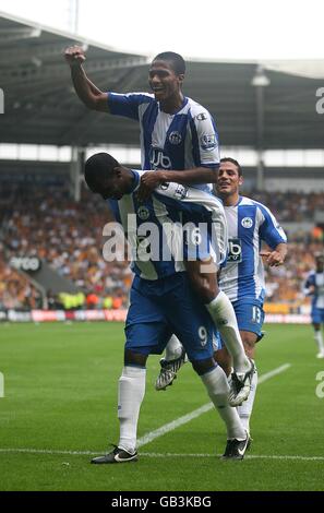 Fußball - Barclays Premier League - Hull City / Wigan Athletic - KC Stadium. Emile Heskey von Wigan Athletic feiert das vierte Tor des Spiels mit seinem Teamkollegen Antonio Valencia Stockfoto