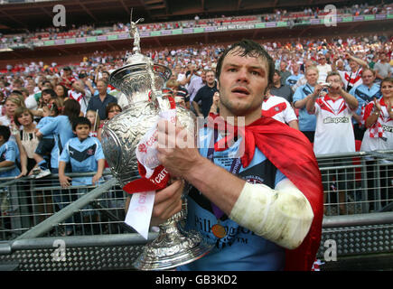 St. Helens' Keiron Cunningham feiert mit der Trophäe nach dem Carnegie Challenge Cup Finale im Wembley Stadium, London. Stockfoto