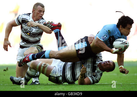 St. Helens Maurie Fa'asavalu wird vom Hull FC Danny Tickle während des Carnegie Challenge Cup Finales im Wembley Stadium, London, angegangen. Stockfoto