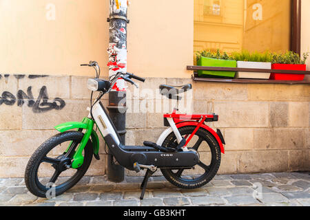 Krakau, Polen - 24. März 2015: alte italienische Scooter geparkt auf Straße der Stadt Krakau vor dem Restaurant. Krakau ist die meisten visite Stockfoto