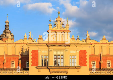 Fassade der Tuchhalle Sukiennice Gebäude, im Abendlicht auf Hauptmarkt Platz in Krakau, Polen Stockfoto