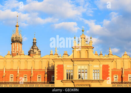 Fassade der Tuchhalle Sukiennice Gebäude, im Abendlicht auf Hauptmarkt Platz in Krakau, Polen Stockfoto