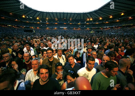 REM Concert - London. Die Menge erwartet die Ankunft auf der Bühne von REM auf der Bühne im Twickenham Rugby Stadium in West London. Stockfoto