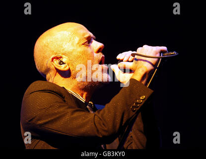 Michael Stipe von REM spielt live auf der Bühne im Twickenham Rugby Stadium in West London. Stockfoto