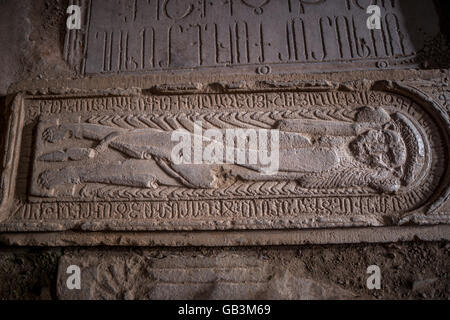 Grabstein mit Löwen/Mensch in Surb Grigor Kapelle im Kloster Noravank in Armenien Stockfoto