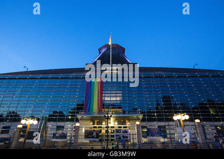 Die Pride-Flagge hängt an der Vorderseite der Botschaft der Vereinigten Staaten von Amerika in Ottawa, Ontario, an 4. Juli 2016. Stockfoto