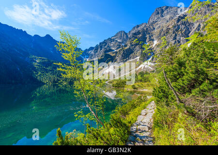 Weg entlang der schönen grünen Wasser See Morskie Oko, Tatra-Gebirge, Polen Stockfoto