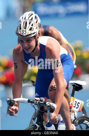 Olympische Spiele - Olympische Spiele In Peking 2008 - Tag Eleven. Der britische Alistair Brownlee während der Radfahrphase des Männer-Triathlons in Peking während der Olympischen Spiele 2008 in China. Stockfoto