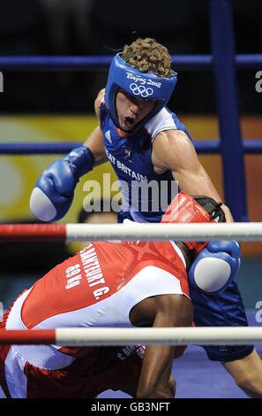 Der britische Billy Joe Saunders (blau) im Kampf gegen den kubanischen Carlos Banteaux Suarez während ihrer zweiten Runde im Weltweight-Kampf am Beijing Workers Gymnasium in Peking, China. Stockfoto