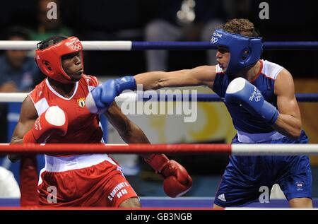 Der britische Billy Joe Saunders (blau) im Kampf gegen den kubanischen Carlos Banteaux Suarez während ihrer zweiten Runde im Weltweight-Kampf am Beijing Workers Gymnasium in Peking, China. Stockfoto