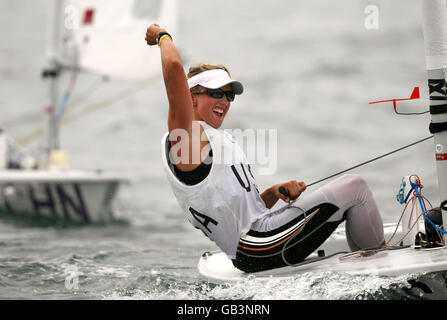 Die in Sheffield geborene US Laser Radial Gold Medaillengewinnerin Anna Tunnicliffe begrüßt ihren Erfolg in der Endrunde ihrer Regatta beim Pekinger Olympic Games Sailing Center 2008 in Qingdao, China. Stockfoto