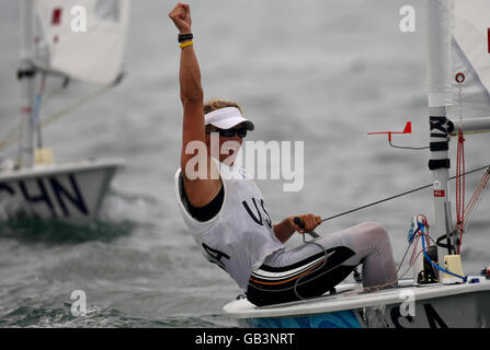 Die in Sheffield geborene US Laser Radial Gold Medaillengewinnerin Anna Tunnicliffe begrüßt ihren Erfolg in der Endrunde ihrer Regatta beim Pekinger Olympic Games Sailing Center 2008 in Qingdao, China. Stockfoto