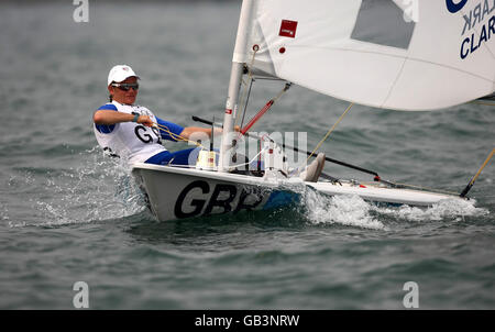 Die britische Laser Radial-Seglerin Penny Clarke während der Finalrunde ihrer Regatta im Pekinger Olympic Games Sailing Center 2008 vor Qingdao, China. Stockfoto