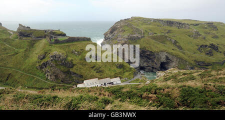 Das felsige Profil von König Arthur auf einer Klippe auf Castle Island, Tintagel Castle, Cornwall das alte Zuhause der Grafen von Cornwall aus dem 13. Jahrhundert. Stockfoto