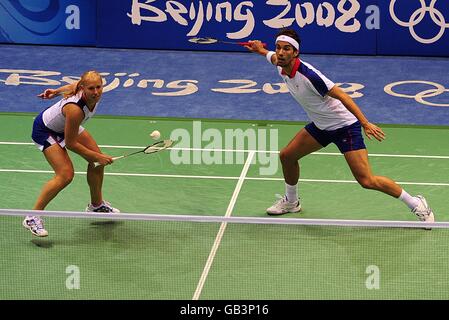 Das britische Badminton-Duo Nathan Robertson (rechts) und Gail EMMs (links) waren während des gemischten Doppel-Viertelfinals im Einsatz, als sie während der Olympischen Spiele 2008 in Peking, China, aus den olympischen Spielen am Beijing University of Technology Gymnasium ausfielen. Stockfoto