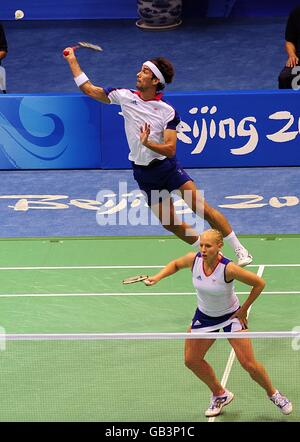 Das britische Badminton-Duo Nathan Robertson (hinten) und Gail EMMs (vorne) waren während des gemischten Doppel-Viertelfinals im Einsatz, als sie während der Olympischen Spiele 2008 in Peking, China, aus den olympischen Spielen am Beijing University of Technology Gymnasium ausfielen. Stockfoto