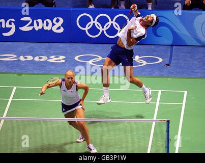 Das britische Badminton-Duo Nathan Robertson (rechts) und Gail EMMs (links) waren während des gemischten Doppel-Viertelfinals im Einsatz, als sie während der Olympischen Spiele 2008 in Peking, China, aus den olympischen Spielen am Beijing University of Technology Gymnasium ausfielen. Stockfoto