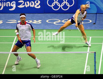 Das britische Badminton-Duo Nathan Robertson (links) und Gail EMMs (rechts) waren während des gemischten Doppel-Viertelfinals im Einsatz, als sie während der Olympischen Spiele 2008 in Peking, China, aus den olympischen Spielen am Beijing University of Technology Gymnasium ausfielen. Stockfoto