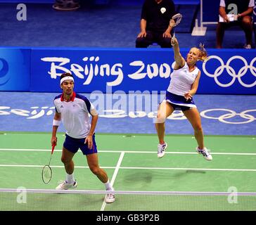 Das britische Badminton-Duo Nathan Robertson (links) und Gail EMMs (rechts) waren während des gemischten Doppel-Viertelfinals im Einsatz, als sie während der Olympischen Spiele 2008 in Peking, China, aus den olympischen Spielen am Beijing University of Technology Gymnasium ausfielen. Stockfoto