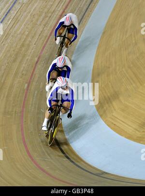 Das britische Team in Aktion während der ersten Runde des Rennens des Rennteams Track Cycling Men's Team im Laosham Velodrome in Peking, China, während der Olympischen Spiele 2008 in Peking. Das Team gewann Gold in diesem Fall. Stockfoto