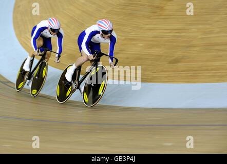 Das britische Team in Aktion während der ersten Runde des Rennens des Rennteams Track Cycling Men's Team im Laosham Velodrome in Peking, China, während der Olympischen Spiele 2008 in Peking. Das Team gewann Gold in diesem Fall. Stockfoto