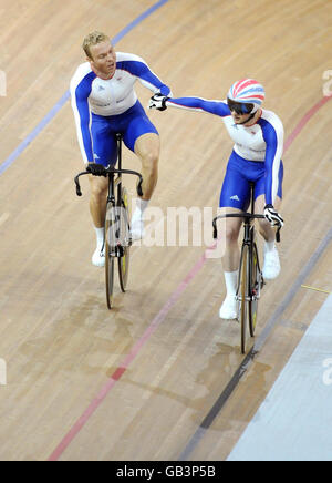 Der Großbritanniens Chris Hoy (links) schüttelt sich die Hände mit Jason Kenny, nachdem er ihn bei den Olympischen Spielen in Peking 2008 in China beim Sprint-Finale der Männer auf dem Laoshan Velodrome mit Gold geschlagen hatte. Stockfoto