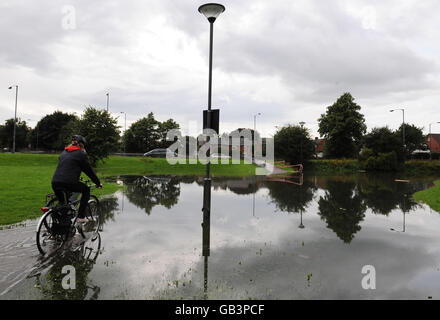 Überflutete Spielfelder im Riverside Park in Chester-Le-Street heute nach einem heftigen Regenguss. Stockfoto