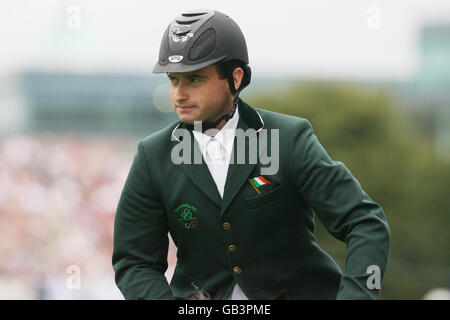 Bisher unveröffentlichtes Bild von Irlands Denis Lynch, der Nabab's Son während des Aga Khan Wettbewerbs auf der Dublin Horse Show, RDS Complex, Dublin, reitet. Stockfoto