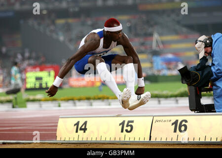 Der britische Phillips Idowu bei seinem ersten Sprung während des Men's Triple Jump im Nationalstadion in Peking während der Olympischen Spiele 2008 in Peking. Stockfoto