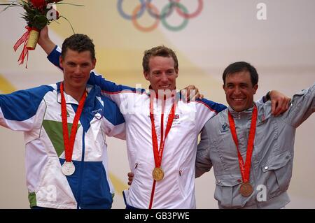 (Von links nach rechts) Sloweniens Vasilij Zbogar mit seiner Silbermedaille, Großbritanniens Paul Goodison mit Gold und Italiens Diego Romero mit Bronze bei der Medaillenübergabe der Laser-Männerklasse Stockfoto