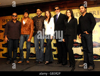 (Von links nach rechts) Vishal Dadlani, Riteish Deshmukh, Abhishek Bachchan, Aishwarya Rai Bachchan, Amitabh Bachchan, Preity Zinta und Shekhar Ravjiani im Rahmen einer Fotoausstellung für die 'Unforgettable Tour' - die größte Bollywood-Bühnenshow aller Zeiten - im Crown Plaza St James Hotel im Südwesten Londons. Stockfoto