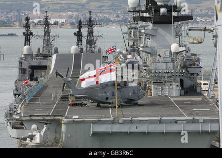 Ein Merlin Helikopter auf dem Flugdeck der HMS Illustrious auf der Royal Navy Base in Portsmouth als Teil der Meet Your Navy Veranstaltung, die dieses Wochenende stattfindet. Meet Your Navy ist ein dreitägiges Schaufenster, das es Mitgliedern der Öffentlichkeit ermöglicht, die Schiffe und das Personal des Senior Service zu überprüfen. Die Marine der Gegenwart, Vergangenheit und Zukunft wird zu sehen sein. Stockfoto