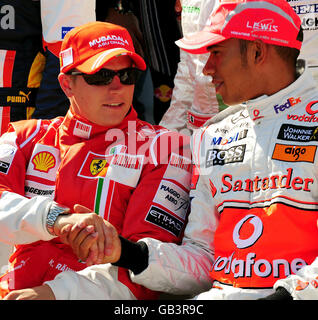 Ferrari Kimi Räikkönen und McLaren Mercedes Lewis Hamilton während einer Fotoausstellung vor dem Grand Prix von Europa am Wochenende in Valencia, Spanien. Stockfoto