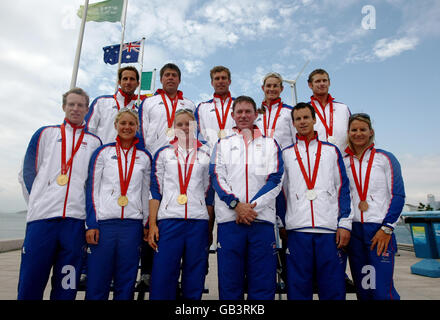 Die Gewinner der britischen Segelmedaille treffen sich mit ihrem Teamleiter in Qingdao, wo die Olympischen Segelregatten 2008 in Peking abgehalten wurden. Von links nach rechts, vordere Reihe: Paul Goodison - Laser Gold, Sarah Ayton und Pippa Wilson - Yngling Gold, Stephen Park - Teamleiter, Nick Rogers - 470 Silber, Bryony Shaw - RS:X Bronze. Hintere Reihe Ben Ainslie - Finn Gold, Andrew Simpson und Iain Percy - Star Gold, Sarah Webb - Yngling Gold und Joe Glanfield - 470 Silber. Stockfoto