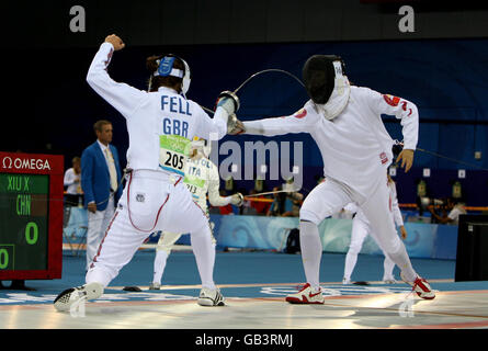 Die britische Heather Fell (links) erzielt bei den Olympischen Spielen 2008 in Peking, China, einen Punkt gegen die chinesische Xiu Xiu (rechts) in der Fechtdisziplin des modernen Frauenfünfkampfs. Stockfoto