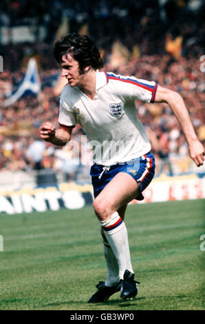 Mick Channon, England ... Fußball - Home Internationale Meisterschaft - England gegen Schottland ... 04-06-1977 ... ... Keine ... Bildnachweis sollte lauten: Peter Robinson/EMPICS Sport. Eindeutige Referenz-Nr. 324464 ... FUSSBALLMANN UTD'S STEVE BRUCE APPLAUDIERT UND FEIERT SEINEN MANNSCHAFTSSIEG. Stockfoto