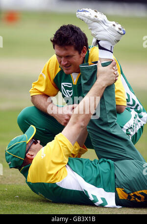 Der südafrikanische Cricket, einschließlich (oben) Graeme Smith, spricht mit seinem Nachfolger Jacques Kallis als Kapitän für den Rest der Serie während der Nets-Session im Oval, London. Stockfoto