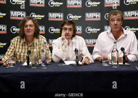 Top Gear Moderatoren, Top Gear Moderatoren (l-r) James May, Richard Hammond und Jeremy Clarkson bei einer Pressekonferenz im Tower Hotel, um Top Gear live zu starten (mit Debüt auf der MPH Prestige and Performance Motor Show, Earls Court im Oktober), St Katherines Way, London. Stockfoto