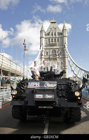 Top Gear Moderatoren (l-r) Jeremy Clarkson, James May und Richard Hammond werden in einem gestreckten (zwei verschweißten) 434 Panzerwagen Carrier über die Tower Bridge gefahren, um auf einer Pressekonferenz im Tower Hotel Top Gear live zu starten (mit Debüt auf der MPH Prestige und Performance Motor Show, Earls Court im Oktober), St. Katherines Way, London. Stockfoto