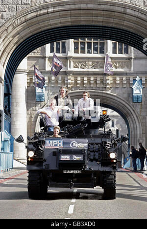 Top Gear Moderatoren (l-r) Jeremy Clarkson, James May und Richard Hammond werden in einem gestreckten (zwei verschweißten) 434 Panzerwagen Carrier über die Tower Bridge gefahren, um auf einer Pressekonferenz im Tower Hotel Top Gear live zu starten (mit Debüt auf der MPH Prestige und Performance Motor Show, Earls Court im Oktober), St. Katherines Way, London. Stockfoto